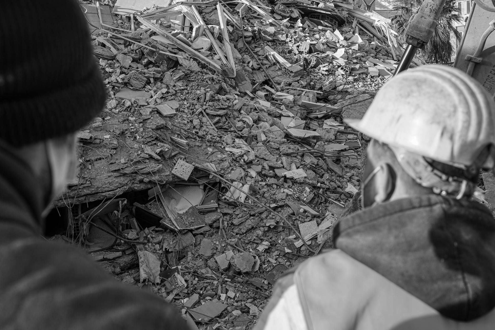 Earthquake Strikes Philippines: 8 Dead, 200 Injured, and a Tsunami Warning - What Went Wrong?